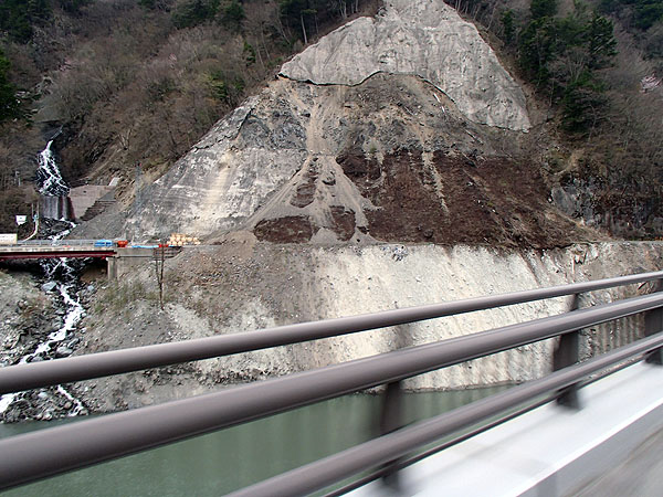 土砂崩れで塞がれた旧国道１５８号線